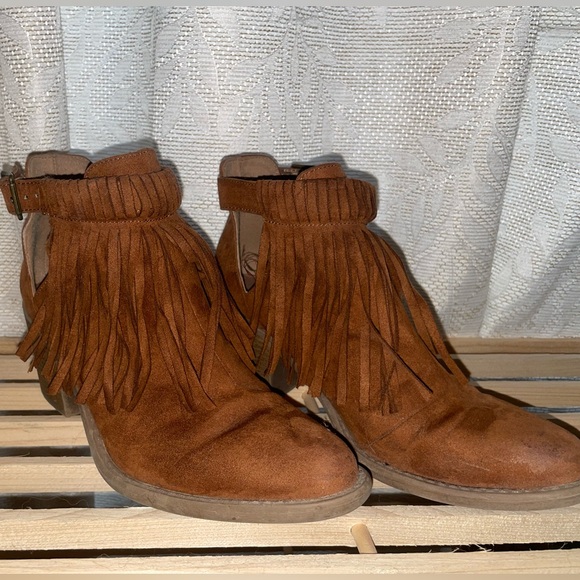 Boutique Ankle Booties Western Suede Fringe Design Qupid size 7 Light Distress - Picture 2 of 5